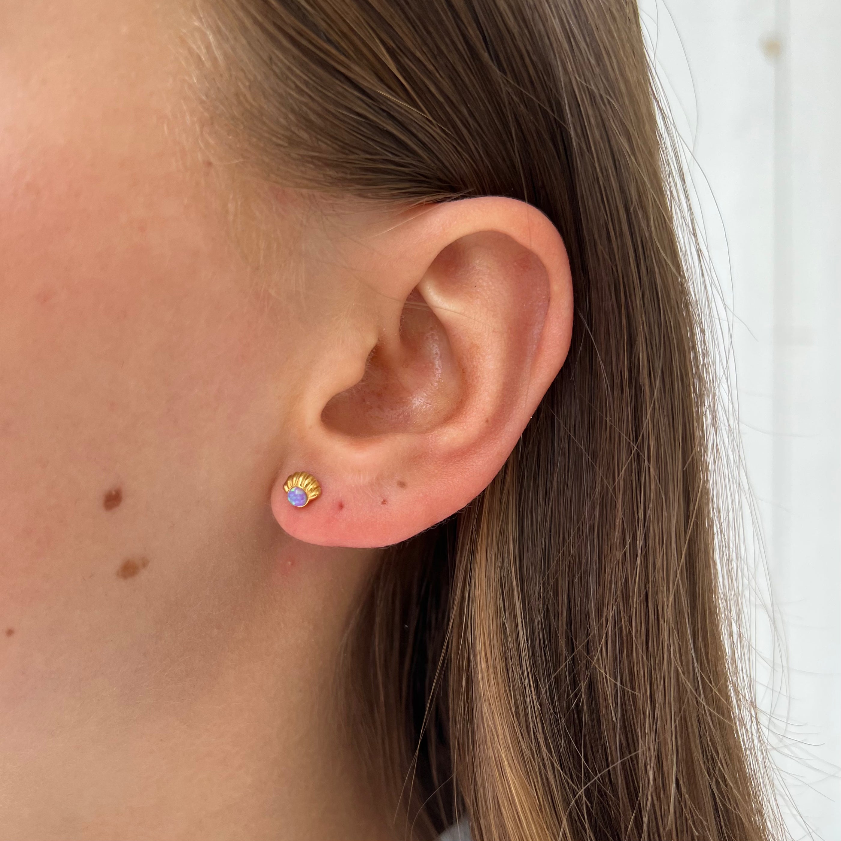 Earstud Violet Shell