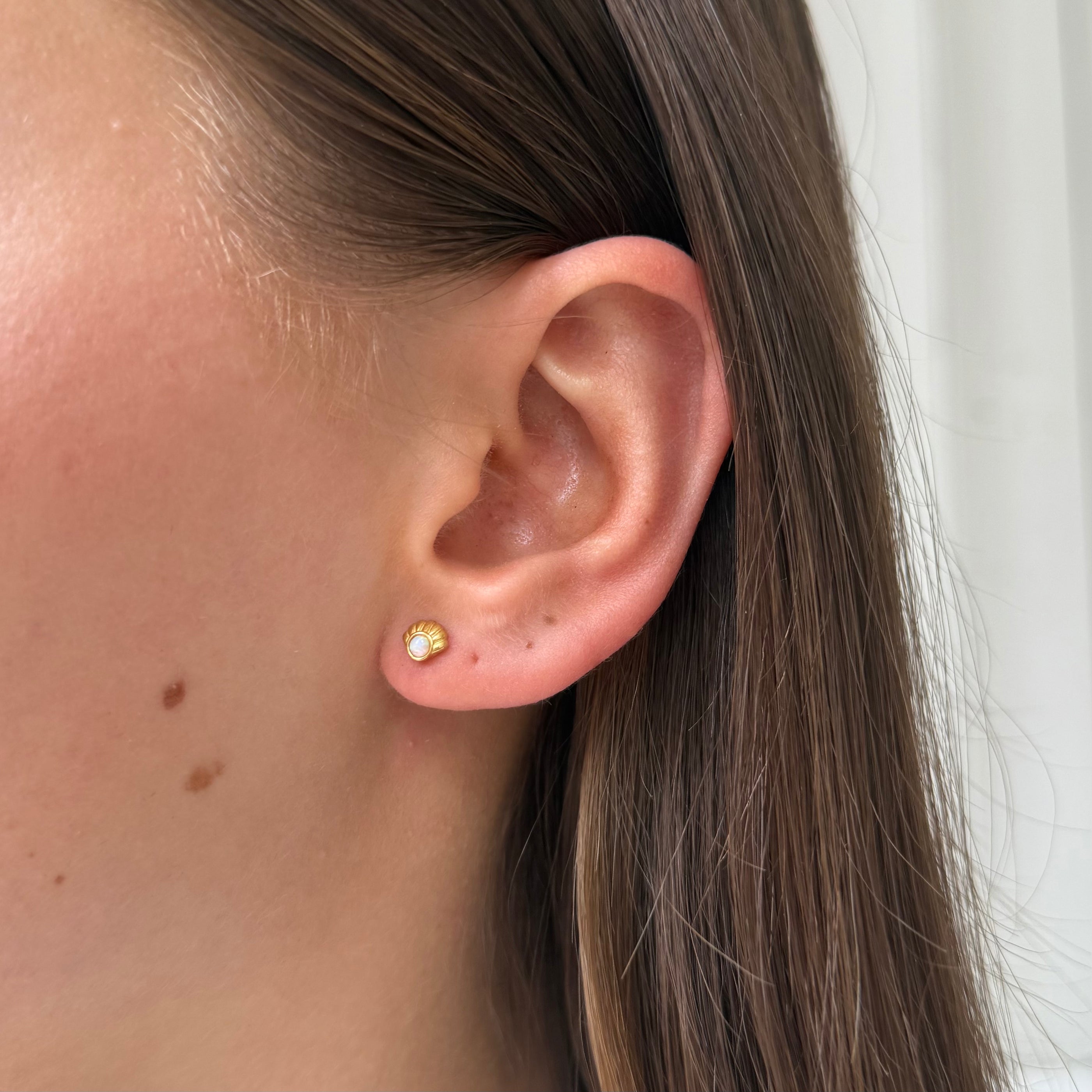 Earstud Opal Shell
