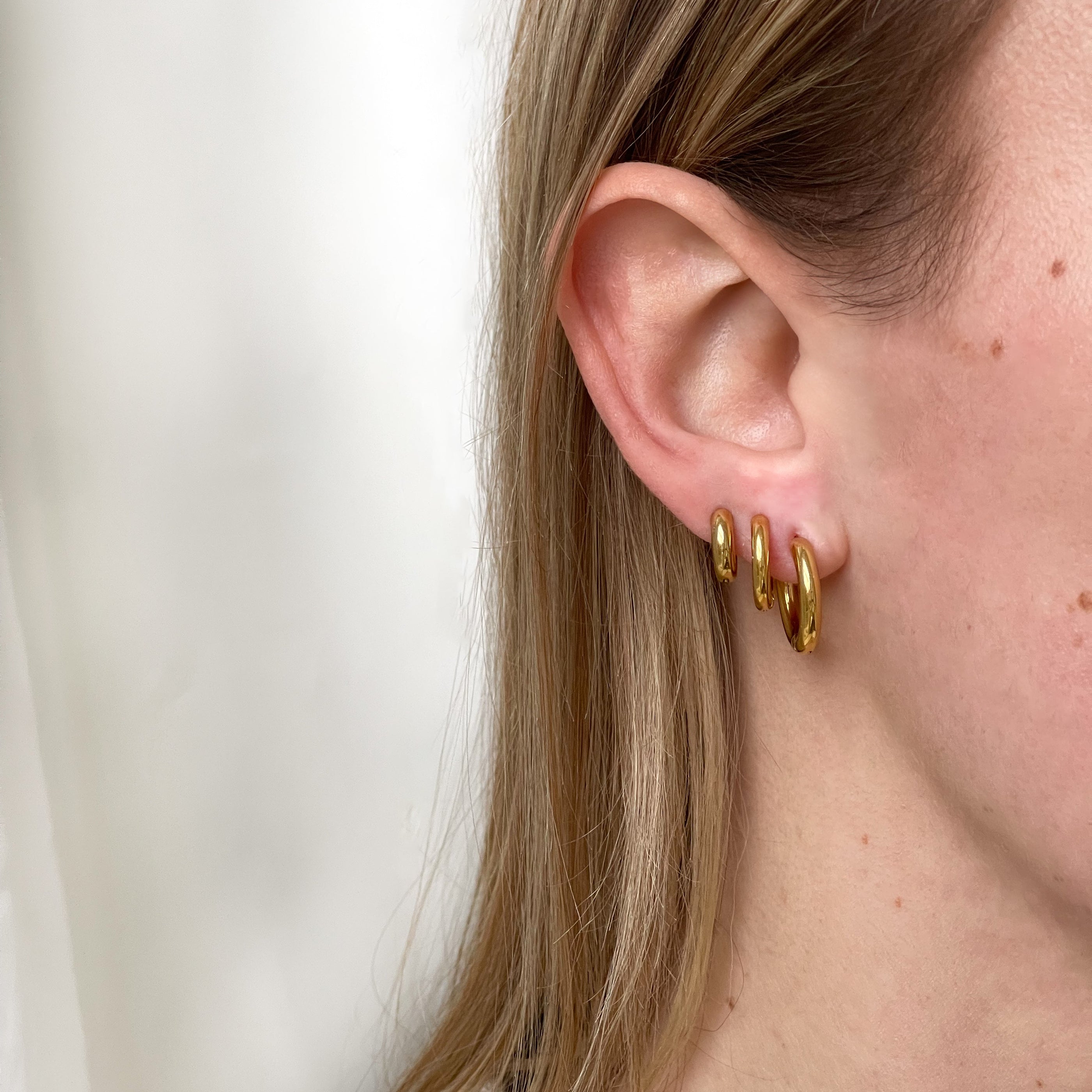 Base Medium Luxury Hoop