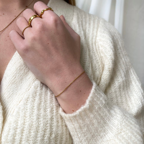 Fine flat bracelet